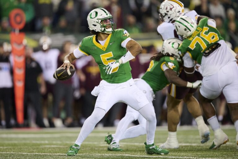 NCAAF News: No. 8 Oregon runs, throws all over Minnesota in win