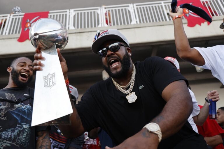 NFL News: 2-time Super Bowl champion OT Donovan Smith announces retirement