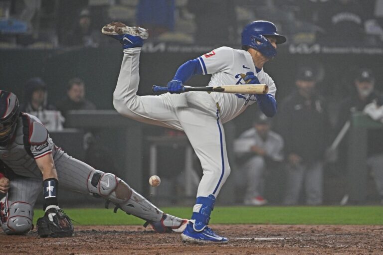 MLB News: Royals LF Isaac Collins hurts knee on railing vs. Tigers