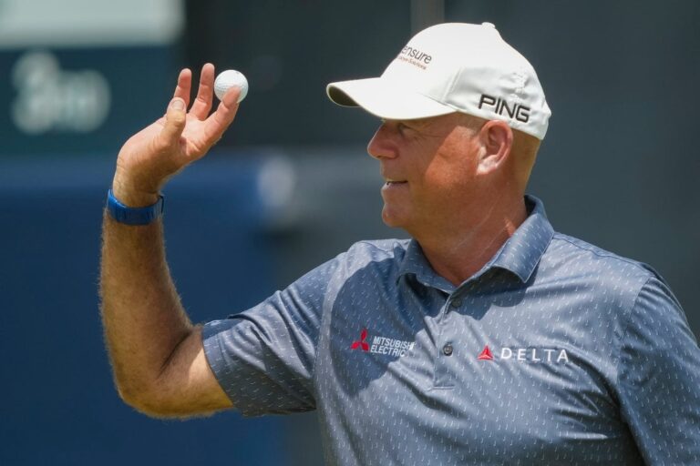 CHAMP News: Stewart Cink surges into 3-way tie for lead in Portugal